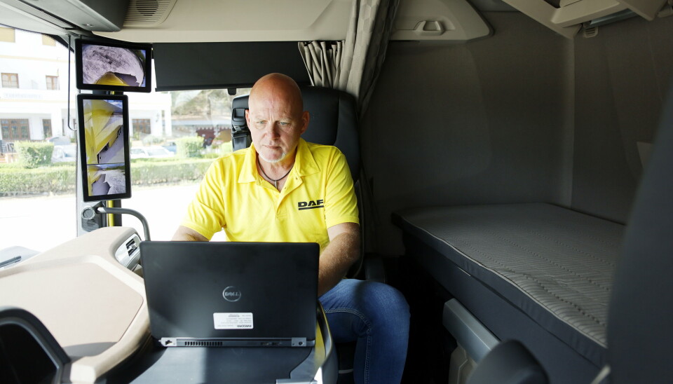 KONTOR: Fabrikkføreren viserhvordan passasjerstolen kan svinges, sammen med bordet i midtkonsollen som kan fungere som arbeidsbord.