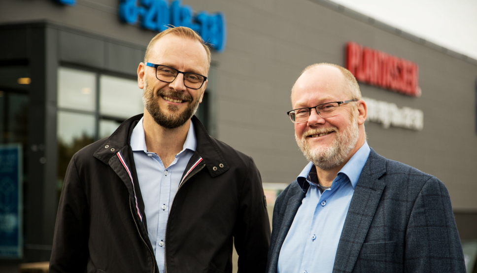 Steffen Larvoll (til venstre) og Tom Jarle Dehkes har begge lang erfaring fra både retail og salg av lagerautomasjon.