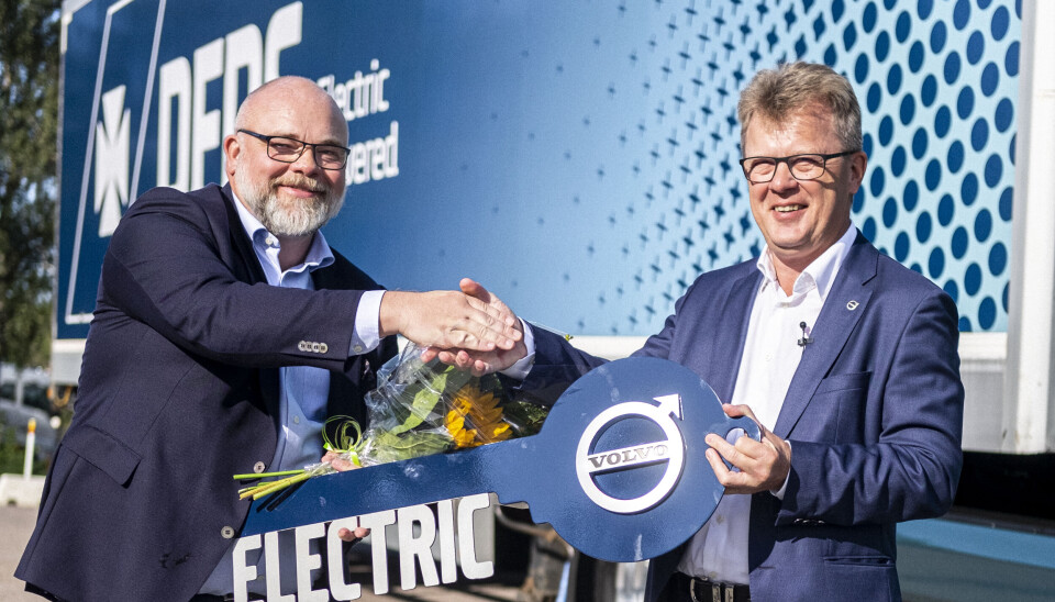 Den første Volvo FM Electric ble overlevert av administrerende direktør i Volvo Trucks, Roger Alm (til høyre), til DFDS i august. Leveransen av resten av de 100 lastebilene starter i fjerde kvartal 2022.