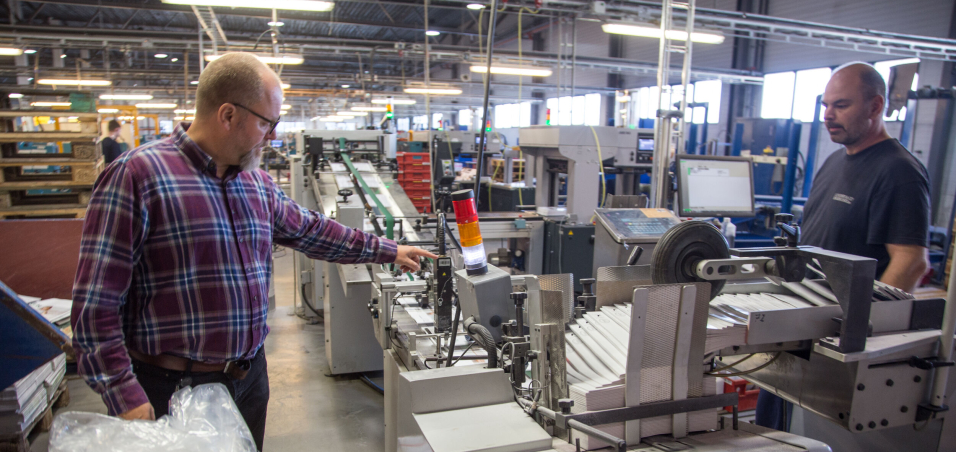 MODERNE DRIFT: Her inspiserer Helge Lundeby adresseringsmaskinen som printer flere adresser i sekundet på blader som skal sendes ut.