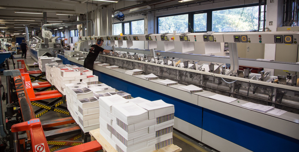 MANGE BEN Å STÅ PÅ: Det drives fortsatt med bokbinding hos Lundeby, selv om det ikke lenger er den viktigste delen av driften.