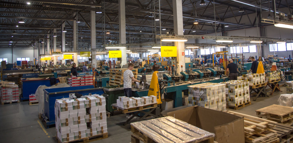 BLAD BLAD BLAD: Plastpakking og sortering i stor stil hos Lundeby.