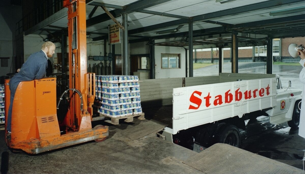 HOLDER SEG: Både lastebiler og gaffeltrucker har forandret seg ganske mye siden dette bildet ble tatt ved Stabburets næringsmiddelfabrikk i Fredrikstad i 1968, men europallen den er den samme.