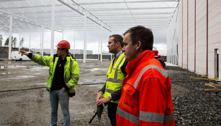 REISER SEG: Ruben Krantz i NREP Logicenters (til høyre) og administrerende direktør i NTEX Andreas Nikolic, hører om fremgangen i byggeprosjektet fra prosjektleder hos entreprenøren Thermica, Sondre Helgesen.