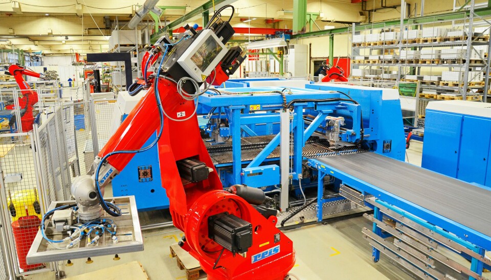 Når kostnadene til arbeidskraft reduseres veia robotisert produksjon, og transportkostnadene øker, kan det være hensiktsmessig å flytte produksjon 'hjem'. Her robotisert sveising hos Glamox i Molde. Når kostnadene til arbeidskraft reduseres veia robotisert produksjon, og transportkostnadene øker, kan det være hensiktsmessig å flytte produksjon 'hjem'. Her robotisert sveising hos Glamox i Molde.