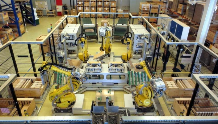 EFFEKTIVE: De siste 20 årene har Ekornes Grodås automatisert fabrikken med 17 roboter. Det har gjort at bygda har fått beholde fabrikken.