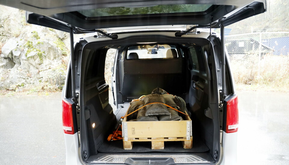 650 KG: Begge bilene laster tilnærmet det samme, men med teppekledningen i EQV så følte vi nesten at vi misbrukte varerommet da vi lastet inn en pall med sandsekker. 650 KG: Begge bilene laster tilnærmet det samme, men med teppekledningen i EQV så følte vi nesten at vi misbrukte varerommet da vi lastet inn en pall med sandsekker.