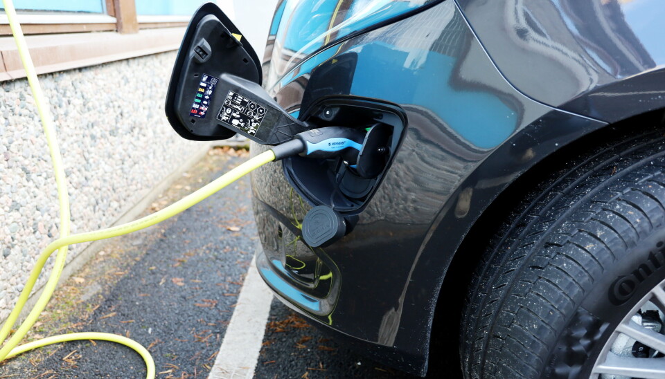 11 og 110 KW: Med 110 kW hurtiglader kan bilen lades fra 10-80% på 45 minutter. Med en 11 kW hjemmelader tar det rundt 10 timer å fylle batteriet. 11 og 110 KW: Med 110 kW hurtiglader kan bilen lades fra 10-80% på 45 minutter. Med en 11 kW hjemmelader tar det rundt 10 timer å fylle batteriet.