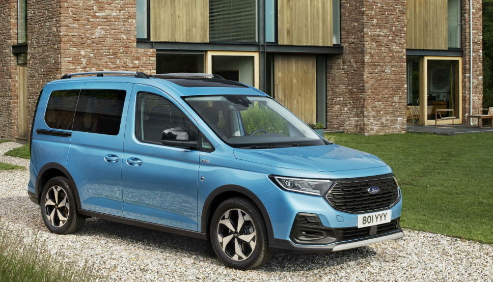 HELT NY: Det er et helt nytt produkt for Ford når Tourneo Connect nå fornyes. Vi kjenner godt igjen Ford-designet i fronten av bilen.