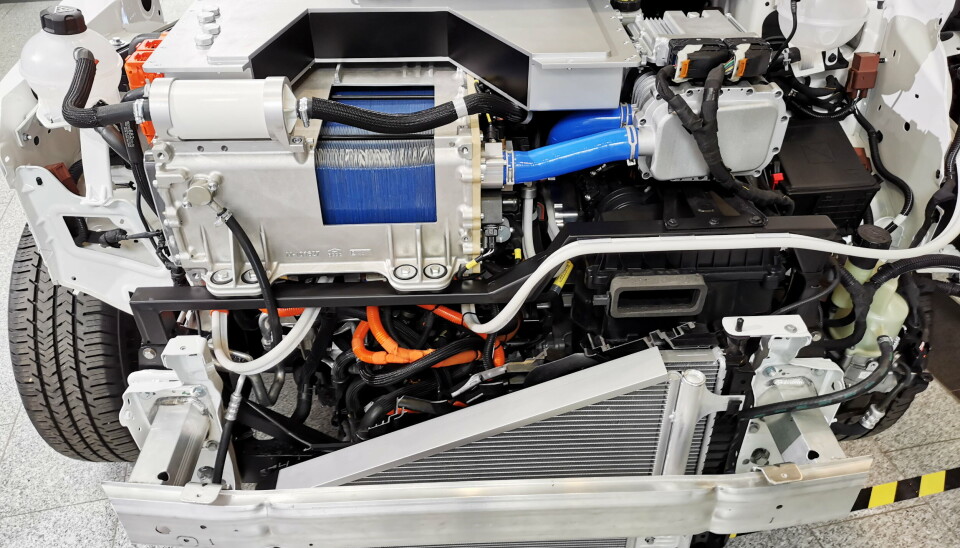 Brenselscellen: Denne er plassert over elektromotoren som allerede befinner seg i bilen da man tar utgangspunkt i en batterielektrisk utgave for å produsere hydrogenvarebilen. Brenselscellen: Denne er plassert over elektromotoren som allerede befinner seg i bilen da man tar utgangspunkt i en batterielektrisk utgave for å produsere hydrogenvarebilen.
