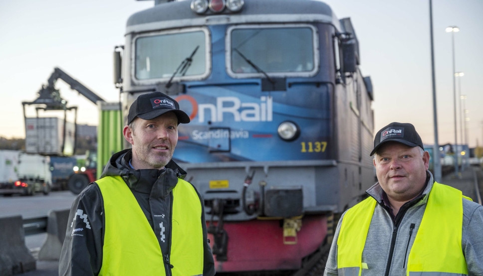 Henning Aandal (til venstre) og Runar Bakken i Onrail gleder seg over å kunne tilby en ny rute med moderne hybridlokomotiver neste år.