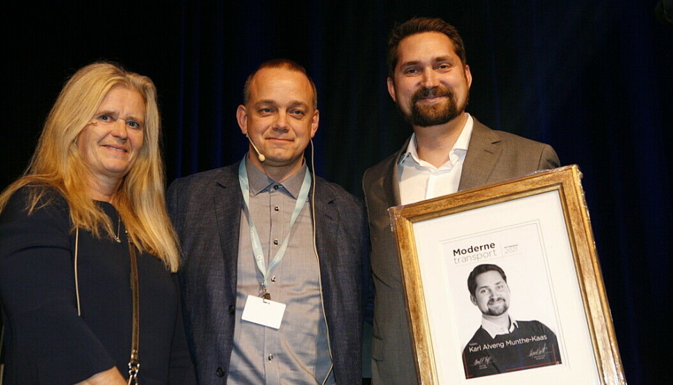 Karl Alveng Munthe-Kaas (til høyre)fikk Moderne Transport-prisen utdelt under festmiddagen på Transport & Logistikk på Gardermoen mandag kveld. Her med juryleder Eirill Bø og redaktør i Moderne Transport Øyvind Ludt. Foto: Per Dagfinn Wolden