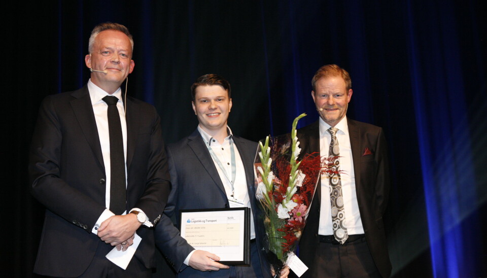 CargoNets Michael Granquist ble overrakt prisen av NHO LTs styreleder og adm. direktør i Schenker, Knut Eriksmoen og NHO LTs adm. direktør Are Kjensli under Logistikk & Transports bransjemiddag mandag kveld. Foto: Per Dagfinn Wolden.
