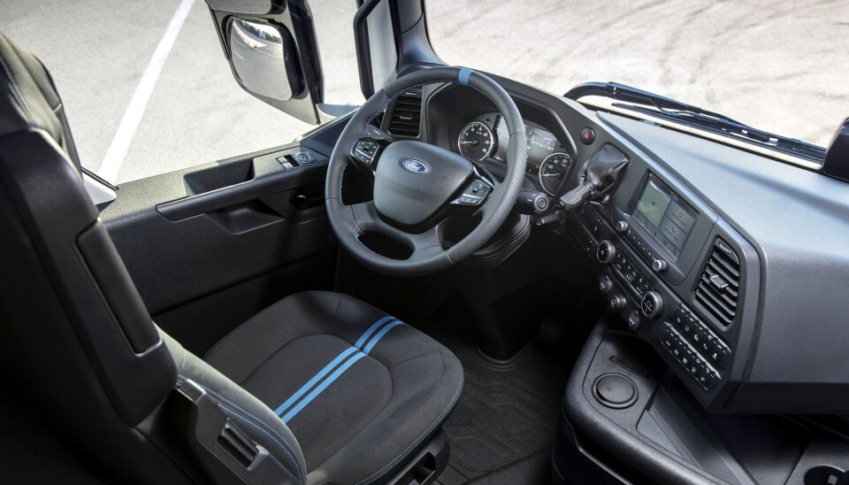 F-Max fås med svart interiør med racing-striper. Foto: Ford Trucks