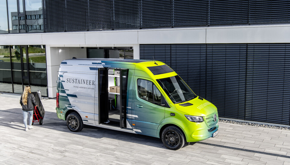 LUKKER: Når føreren går bort fra bilen vil dørene automatisk lukke seg. Foto: Deniz Calagan LUKKER: Når føreren går bort fra bilen vil dørene automatisk lukke seg. Foto: Deniz Calagan