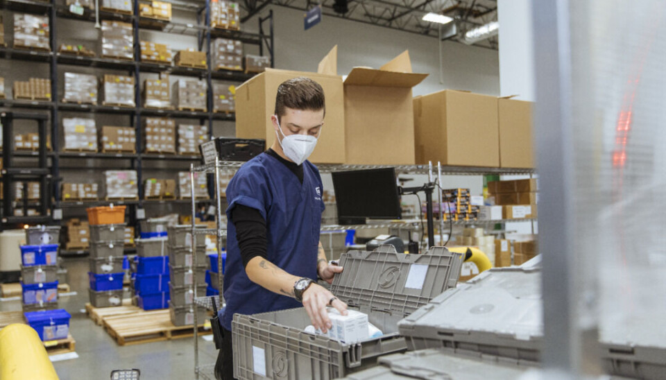Globalt har UPS Healthcare levert mer enn 800 millioner vaksinedoser til 99,999% levering «on time» i over 100 land. Globalt har UPS Healthcare levert mer enn 800 millioner vaksinedoser til 99,999% levering «on time» i over 100 land.