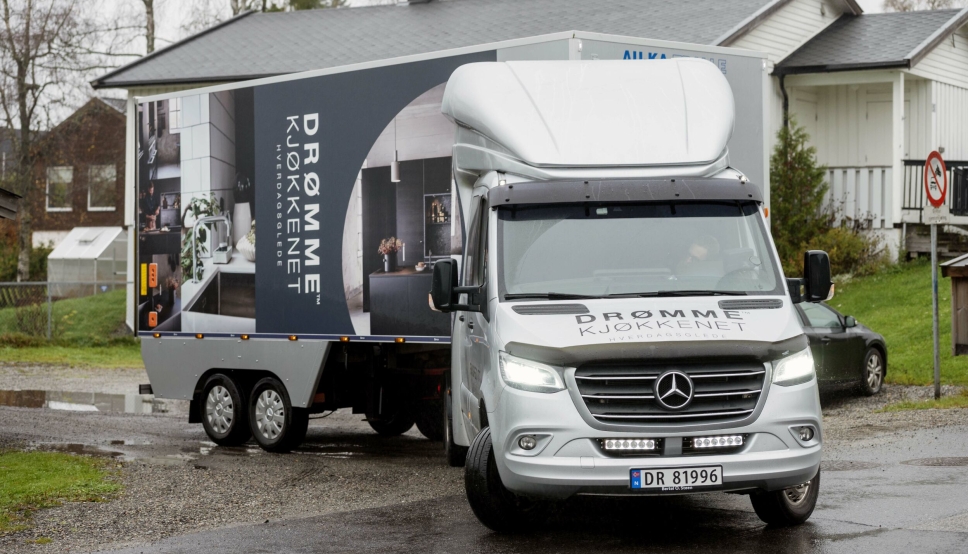 SMIDIG: Fremkommeligheten er formidabel på minisemien til Ekspeditt. Det er Mercedes-Benz Sprinter som har fått svingskive og en minisemi.