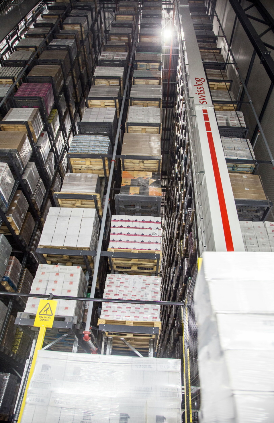 PLASS TIL MYE: Swisslog-kranene er 34 meter høye og håndterer 19 palleplasser i høyden og 90 i dybden.