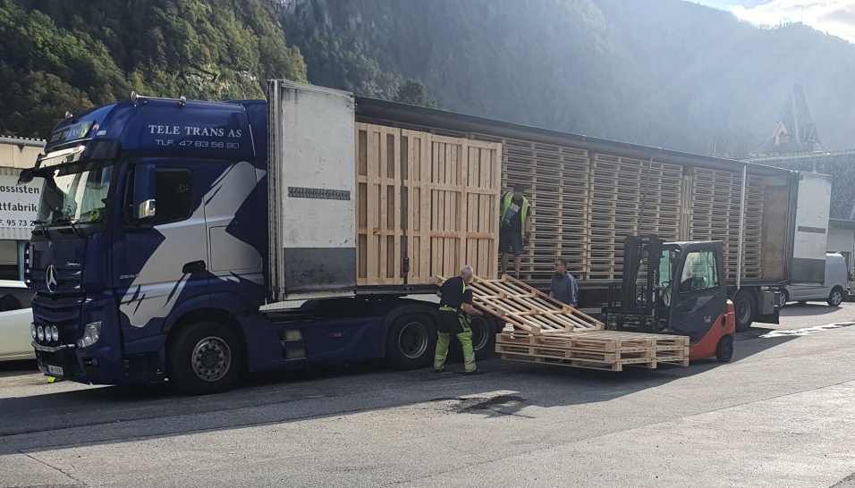 PALLER PÅ VEI: Dør-dør transporter til kundene utføres ofte av Pallegrossisten.