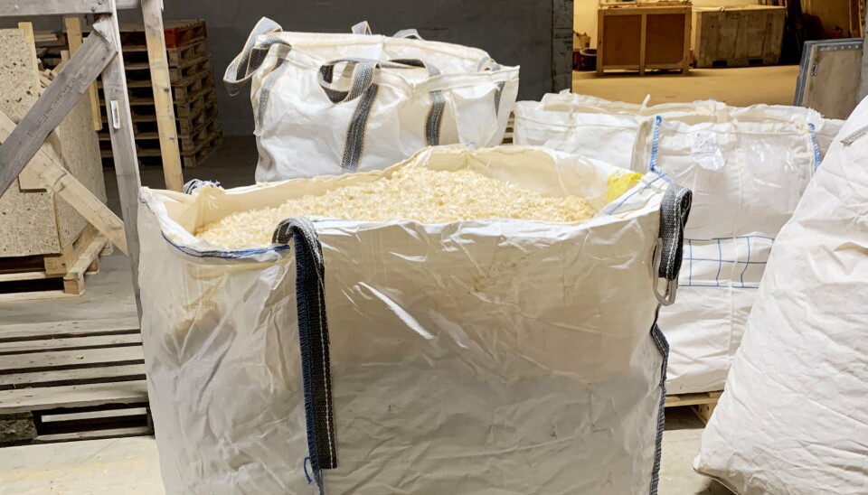 ALT BRUKES: Avfallsprodukt fra palleproduksjonen? Nei, dette er et innsatsmateriale til trebriketter