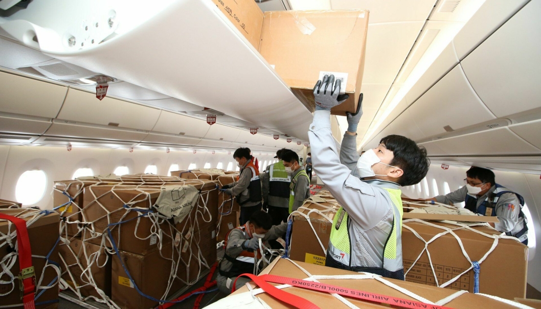 Når kapasiteten økes ved å omgjøre passasjerfly til fraktefly, blir håndteringen arbeidsintensiv.