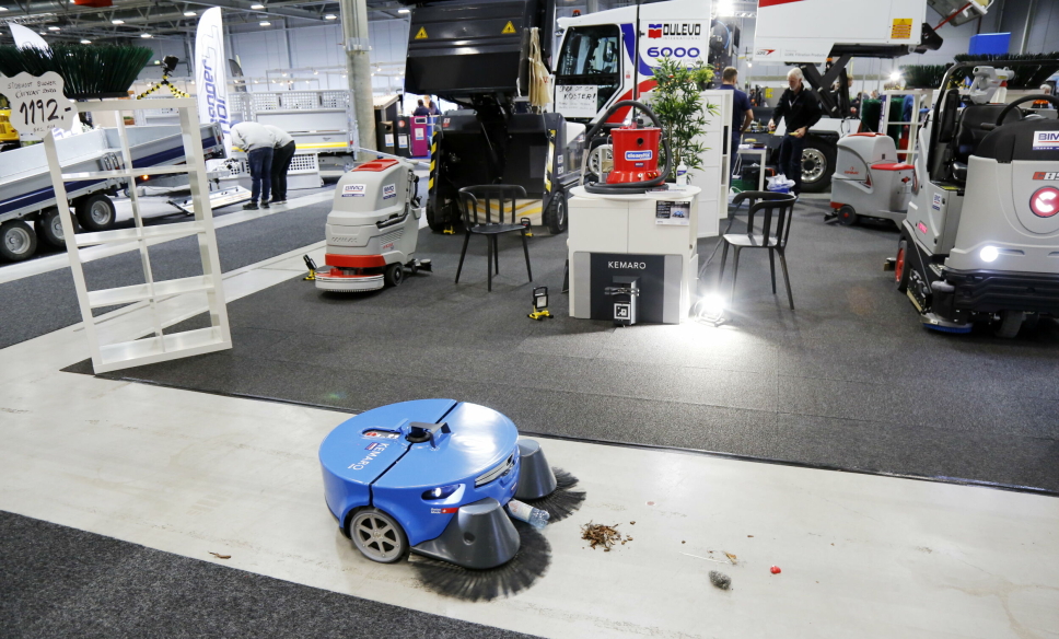FEIENDE FLOTT: Kemaro-feiemaskinen kan gå helautomatisk eller styres via en radiostyring, og den sluker ganske store objekter og små sandkorn.