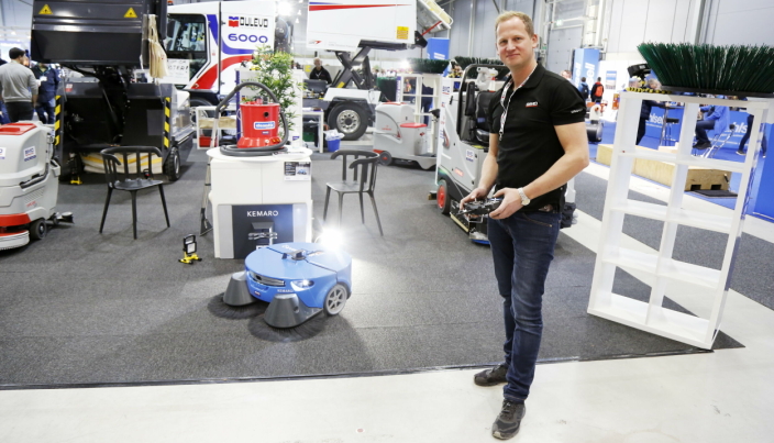 SATSER: Daglig leder Hans Kristian Rønning og Bimo AS følger svært nøye med på robotiseringen av maskiner for feiing og vasking.