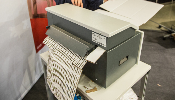 FÅR NYTT LIV: i løpet av sekunder gjør maskinen om papp-avfall til utmerket fyllmateriale.