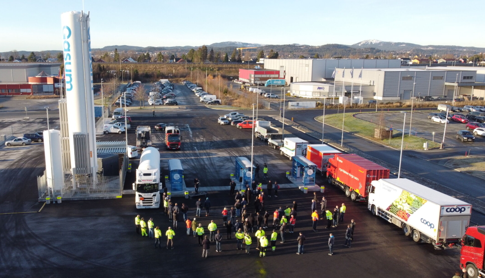 Rundt 100 personer var til stede under åpningen av fyllestasjonen mandag.