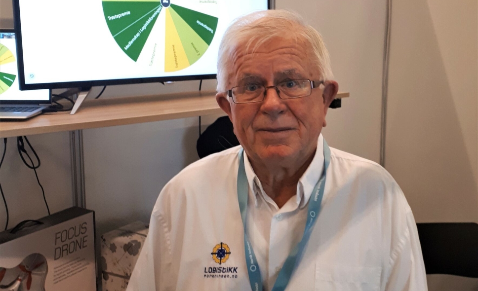 ENTUSIAST: Trond Erik Løwgren har reist verden rundt i logistikkens tjeneste, men nære oppgaver gjør han også gjerne. 26. oktober sto han på stand for Logistikkforeningen under Transport & Logistikk.