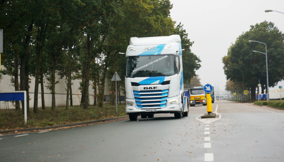 HYDROGEN: MT fikk kjøre en runde med prototypen på den hydrogendrevne lastebilen ved DAF-fabrikken i Eindhoven. Bilen oppfører seg som en dieselbil, men har et litt annet støybilde. HYDROGEN: MT fikk kjøre en runde med prototypen på den hydrogendrevne lastebilen ved DAF-fabrikken i Eindhoven. Bilen oppfører seg som en dieselbil, men har et litt annet støybilde.