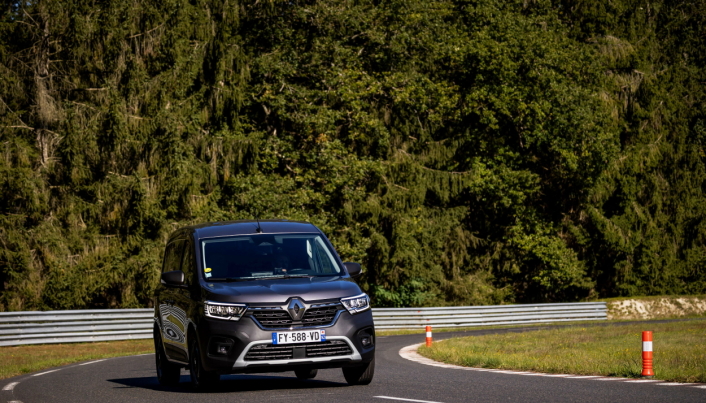 KANGOO: Renault Kangoo ble testkjørt av juryen på en bane utenfor Paris. Her fikk juryen teste ulike produksjonsmodeller og prototyper med både elektrisk drivlinje og automatgirkasser som etter hvert kommer i modeller fra begge produsentene.