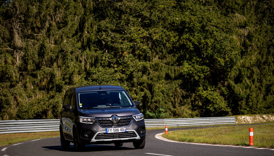 KANGOO: Renault Kangoo ble testkjørt av juryen på en bane utenfor Paris. Her fikk juryen teste ulike produksjonsmodeller og prototyper med både elektrisk drivlinje og automatgirkasser som etter hvert kommer i modeller fra begge produsentene. KANGOO: Renault Kangoo ble testkjørt av juryen på en bane utenfor Paris. Her fikk juryen teste ulike produksjonsmodeller og prototyper med både elektrisk drivlinje og automatgirkasser som etter hvert kommer i modeller fra begge produsentene.