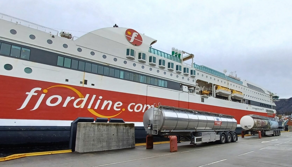 To av Tines tanksemier står og venter på å bli lastet om bord i MS Stavangerfjord i Bergen. Tine sender 10-20 semier i uka sjøveien mellom de to vestlandsbyene.