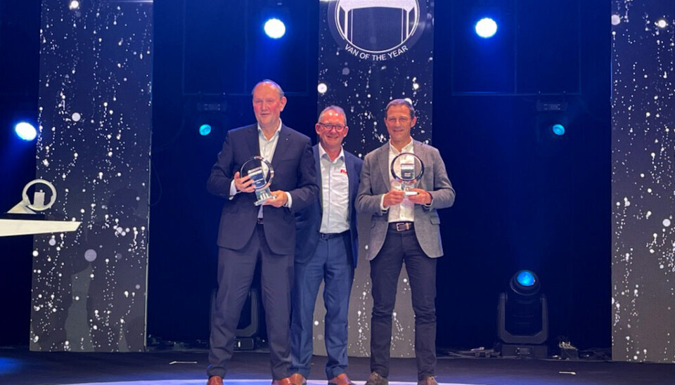 Jarlath Sweeney, juryformann i IVOTY-juryen (i midten) delte ut pris til Marcus Breitschwerdt, sjef for Mercedes-Benz Vans (t.v.) og til Mark Sutcliffe, SVP, LCV Business Unit, Renault Group. Jarlath Sweeney, juryformann i IVOTY-juryen (i midten) delte ut pris til Marcus Breitschwerdt, sjef for Mercedes-Benz Vans (t.v.) og til Mark Sutcliffe, SVP, LCV Business Unit, Renault Group.