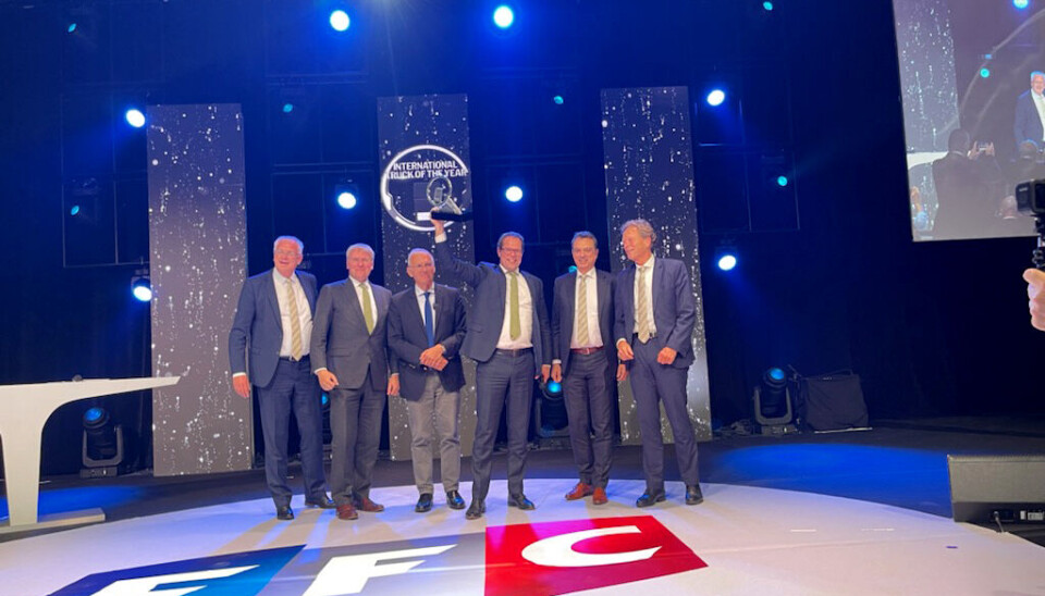 DAFs utviklingsteam var oppe på scenen og mottok Truck of the Year-prisen. DAF-sjef Harry Wolters løfter trofeet i været. Til venstre for ham står juryformann Gianenrico Griffini. DAFs utviklingsteam var oppe på scenen og mottok Truck of the Year-prisen. DAF-sjef Harry Wolters løfter trofeet i været. Til venstre for ham står juryformann Gianenrico Griffini.