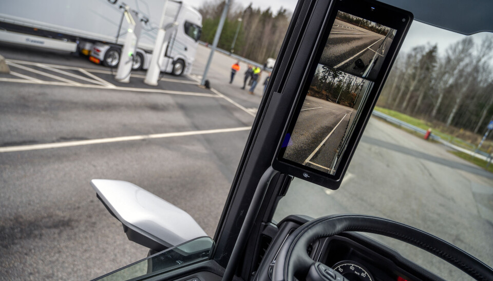 KAMERA: Så var turen til skjermer og kameraer i stedet for analoge sidespeil kommet til Scania. De har gått for en løsning med kameraene plassert i nedkant av siderutene.