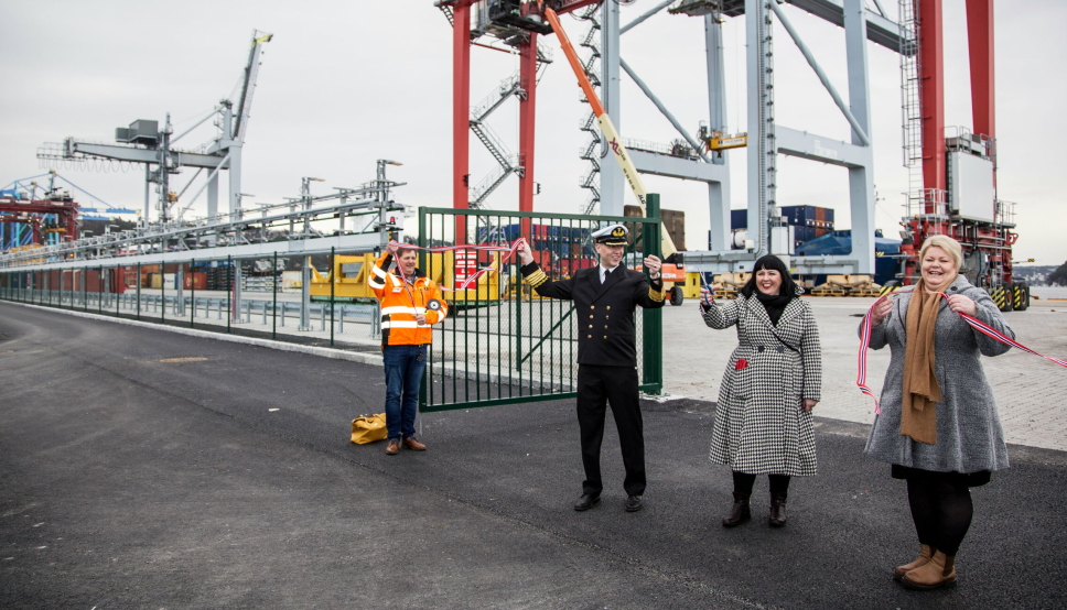 Byråd for næring og eierskap, Victoria Marie Evensen, klippet snoren da det nye containerområdet ble åpnet mandag, sammen med havnedirektør Ingvar M. Mathisen og havnestyrets leder Marthe Scharning Lund.