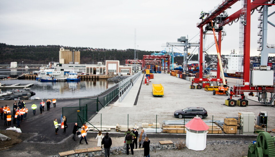 Det åpnet området innenfor gjerdet er det nye stablingsområdet. For videre utvidelser er det planlagt å fylle ytterligere ut i bassenget til venstre samt rive bygget med de hvite portene i bakgrunnen.