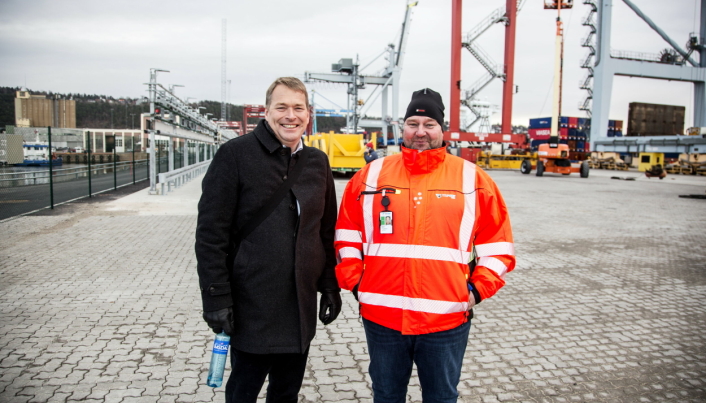 Kommersiell direktør i Oslo Havn Einar Marthinussen (til venstre) og terminalsjef Bjørn Engelsen fra Yilport forteller om et godt samarbeid mellom havn og operatør.