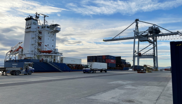 Containertrafikken i Oslo havn har økt med 40 prosent siden 2016, mye takket være intraeuropeisk last, og nye ruter fra aktører som Viasea, som her ligger til kai.