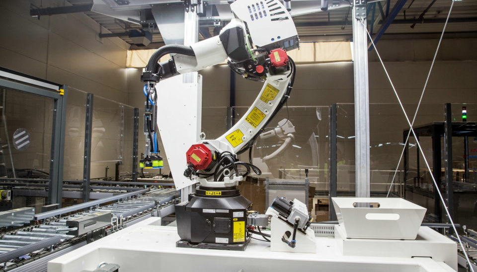 LÆRER AV KOMPISENE: Plukkroboten har i dag fem sugekopper som skal plukke gjenstander, men dette kan skiftes ut og oppgraderes. Samtidig står roboten i et AI-nettverk med andre roboter som kan lære av hverandre og forbedre sin plukkteknikk.