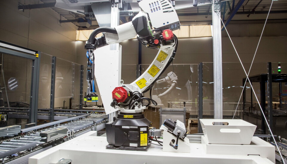LÆRER AV KOMPISENE: Plukkroboten har i dag fem sugekopper som skal plukke gjenstander, men dette kan skiftes ut og oppgraderes. Samtidig står roboten i et AI-nettverk med andre roboter som kan lære av hverandre og forbedre sin plukkteknikk. LÆRER AV KOMPISENE: Plukkroboten har i dag fem sugekopper som skal plukke gjenstander, men dette kan skiftes ut og oppgraderes. Samtidig står roboten i et AI-nettverk med andre roboter som kan lære av hverandre og forbedre sin plukkteknikk.
