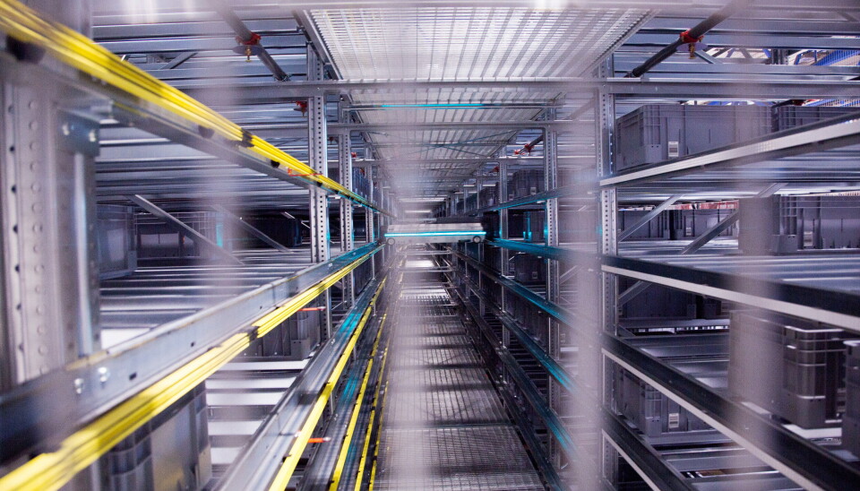 SKYTTELTRAFIKK: Hjertet i Knapp-anlegget er skyttelanlegget der 66 skytler håndterer 36.000 kasser. Skytlene kan kjøre fire veier, noe som gjør at det trengs langt færre enn med vanlige toveisskytler. Anlegget kan lett utvides til 50.000 kasser.