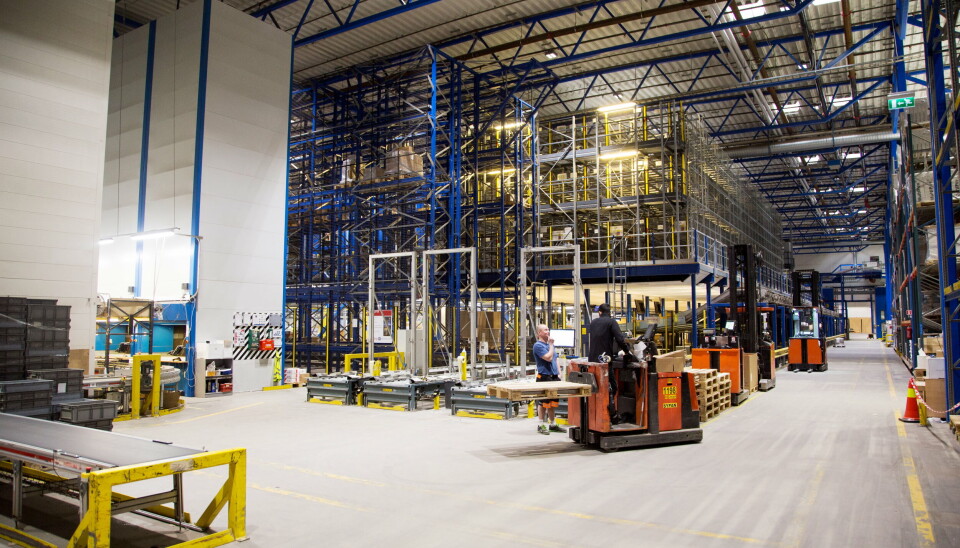 MER Å TA TAK I: Til tross for høy automasjonsgrad er det fortsatt mye truck-kjøring hos Brødrene Dahl og truckparken teller rundt 120 kjøretøy. Noe som står for tur er å investere i AGV-er i en del av de manuelle pallelageret. Lagerautomatene til venstre i bildet skal nå fases ut etter etableringen av det nye skyttelanlegget.