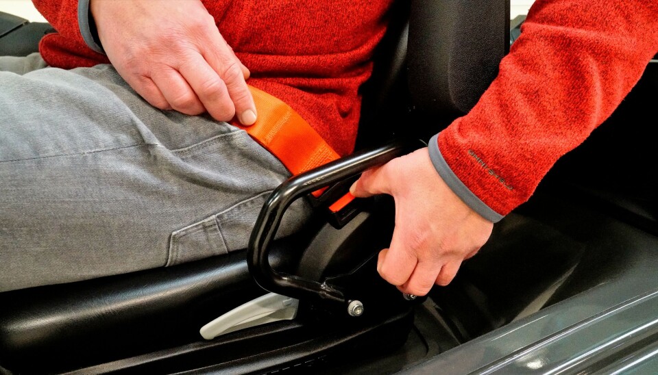 IKKE HELT GJENNOMTENKT: Det lille håndtaket ved setet er praktisk når du skal inn og ut av trucken, men gjør det litt klønete å få av og på setebeltet.