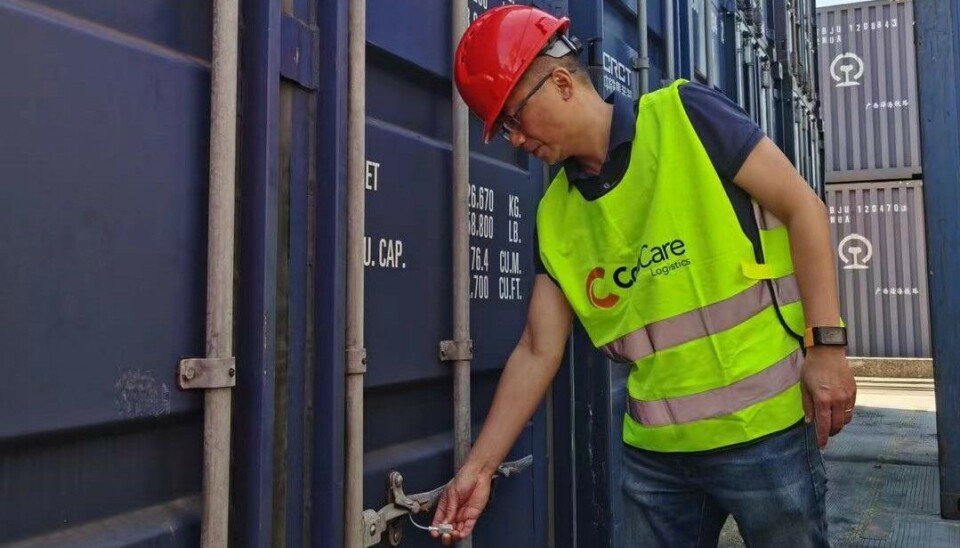 VIKTIG DOKUMENTASJON: Gjennomgående er tollerne nøyere med å kontrollere tog- enn båtforsendelser. Det stiller også høyere krav til samlasternes representanter i Kina. Her er det ColliCares sjef i Kina, Eddie Wang, som kontrollerer plomberingen.