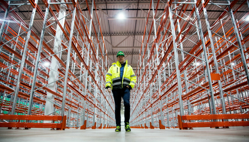 FORELØPIG TOMT: Sjef sentral logistikk i Felleskjøpet Roar Jørgensen gleder seg til å fylle det nye sentrallager med varer i løpet av vinteren.