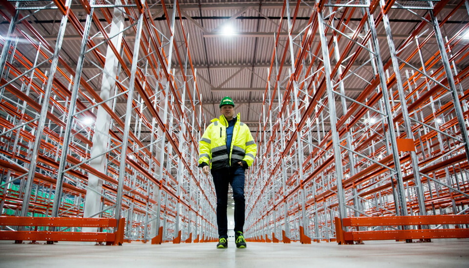 FORELØPIG TOMT: Sjef sentral logistikk i Felleskjøpet Roar Jørgensen gleder seg til å fylle det nye sentrallager med varer i løpet av vinteren. FORELØPIG TOMT: Sjef sentral logistikk i Felleskjøpet Roar Jørgensen gleder seg til å fylle det nye sentrallager med varer i løpet av vinteren.