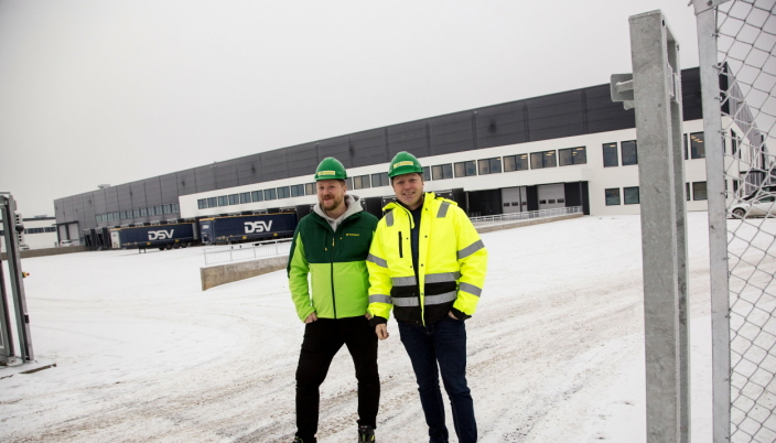 VELKOMMEN: Sjef sentral logistikk Roar Jørgensen (til høyre) og Victor Jonsson, leder drift, gleder seg til å ønske velkommen til et helt nytt logistikksenter.